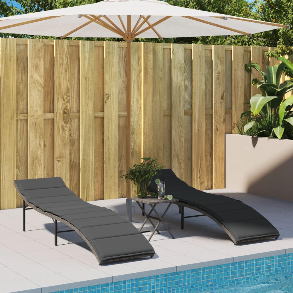 Sonnenliegen 2 Stk. mit Tisch Grau Poly Rattan